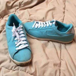 Nike Aqua sneakers size 10